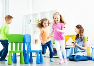 
		Kinder spielen in einer Kita
	